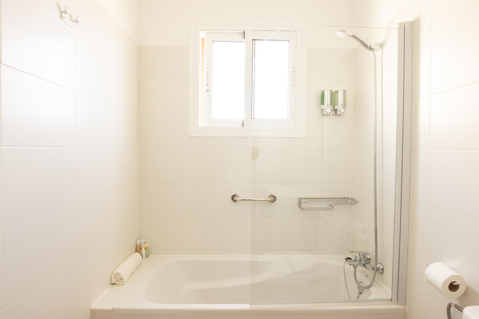 Bathtub amenity image